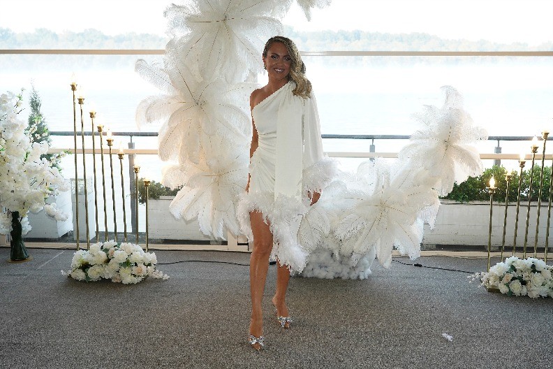 PEVAČICA TRAŽI DEČKA: "Kuvam i cepam drva, ali više pale velike grudi i usta nego šerpa"