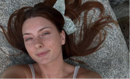 ZARAĐUJE VIŠE NEGO SA 18+ SADRŽAJEM Ova devojka odraslim muškarcima čite priče za laku noć (FOTO)