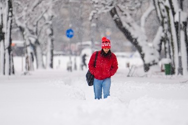 SNEG DO KOLENA U RUMUNIJI, MEĆAVA NAPRAVILA HAOS: Zatvoreni autoputevi i pruge, otkazani letovi (FOTO)
