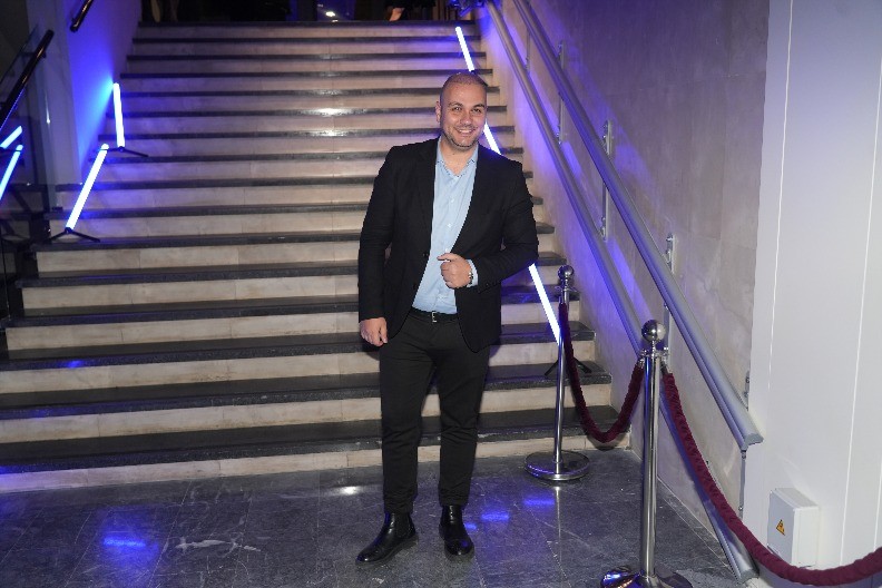 "JEO SAM OSTATKE TUĐIH SENDVIČA" Pevač otkrio kroz šta je prošao: "Od stresa mi je opala kosa"