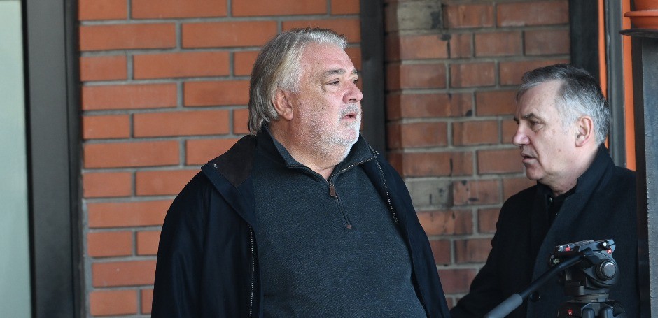 BOBA ŽIVOJINOVIĆ NA GROBLJU U NOVOM SADU ISPRATIO TATJANU U rukama nosio samo jednu stvar!