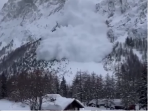 STRAVIČNI SNIMCI IZ POZNATOG SKIJALIŠTA Snežna lavina guta sve pred sobom, ljudi beže u panici, zavladao je opšti HAOS