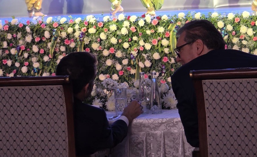 VUČIĆ SEDI SA MAKRONOM NA VEČERI KOJU MODI ORGANIZUJE Dvojica lidera razgovaraju u Nju Delhiju (VIDEO)