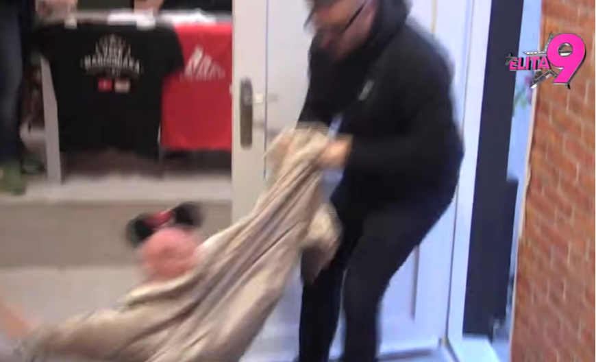 ASMIN NASRNUO NA UROŠA! Vukao ga je po podu, haos u programu uživo! (FOTO)