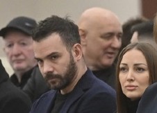 PRISNA JE SA NJIM NA FILIPOVE OČI! Aleksandra Prijović u zagrljaju drugog muškarca, Živojinović sve posmatra (FOTO) 