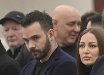 PRISNA JE SA NJIM NA FILIPOVE OČI! Aleksandra Prijović u zagrljaju drugog muškarca, Živojinović sve posmatra (FOTO) 