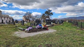 PONOVO SKINUTA ZASTAVA SA GROBA SRBINA IVICE Sahranjen je kod Lipljana i nije prvi put da Albanci ovo rade