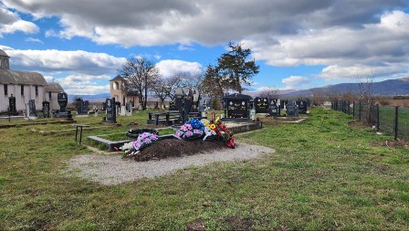 PONOVO SKINUTA ZASTAVA SA GROBA SRBINA IVICE Sahranjen je kod Lipljana i nije prvi put da Albanci ovo rade