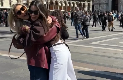 VODITELJKE RTS-a PLAČU USRED TRŽNOG CENTRA Pred svima ih preplavile emocije (FOTO)