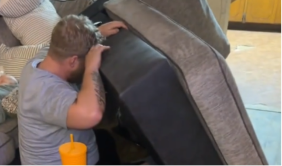 ŠOKIRALI SE PRIZOROM Kupili polovan kauč, pa počeli da se čuju ČUDNI ZVUCI - evo šta se nalazilo unutra (VIDEO)