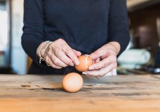 STARI KUVARSKI TRIK KOJI MENJA SVE! Kako skuvati jaja bez ključale vode – sočna, savršena i bez muke!
