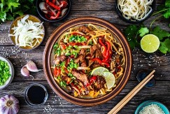 NAJPOZNATIJE JELO ULIČNE HRANE NA SVETU Svi traže tajlandski Pad Tai