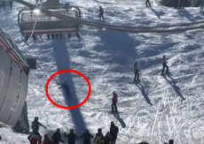 DRAMA NA JAHORINI: Dete visilo sa žičare, pa palo na sneg (VIDEO)