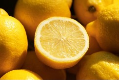 STAVITE LIMUN U ZAMRZIVAČ Odličan trik koji štedi vreme, a evo za šta sve može da se iskoristi