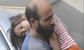 OVA SLIKA ĆE VAS RASPAMETITI! Otac iz Sirije sa ćerkom na ramenu prodaje olovke da preživi – svet se digao da mu pomogne!