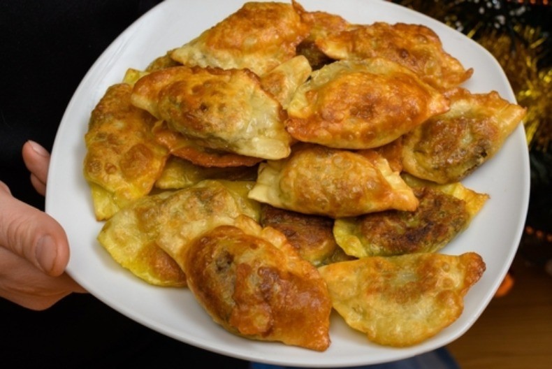 Spolja hrskave, unutra sočne: Ove slane knedle sa mesom i sirom nestaju sa stola za 5 minuta