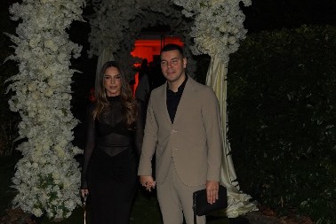 "MAZILI SMO SE U KREVETU, A ONA MI JE REKLA DA SE RAZVODIMO" Važe za idealan par, a pevač otkrio detalje drame u braku sa koleginicom