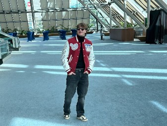 "TUĐE MI JE UŽITAK" Mladi pevač ne prestaje da iznenađuje, zbog ovoga su ga mnogi osuđivali 