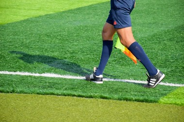 VIC DANA Nakon završene fudbalske utakmice jedan uzrujan navijač priđe sudiji...