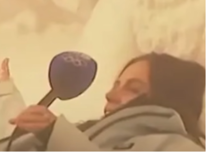 REPORTERKA SA OLIMPIJADE SE NAPILA I VALJALA PO SNEGU Nije znala šta priča, gledaoci se krstili i levom i desnom