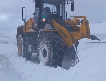 NE, OVO NIJE MONT EVEREST, OVO JE GOLIJA Pogledajte kakvu bitku sa snegom bije teška mehanizacija