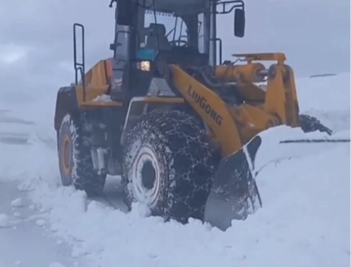 NE, OVO NIJE MONT EVEREST, OVO JE GOLIJA Pogledajte kakvu bitku sa snegom bije teška mehanizacija