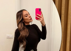 MINIĆ, ČIPKASTE ČARAPE I NOGE OD DVA METRA! Luna Đogani nakon dva porođaja oduševila fanove! (FOTO)