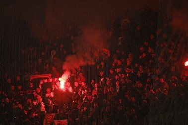 NAVIJAČI LILA ODUŠEVILI SRBE Francuzi razvili transparent posvećen Kosovu, Zvezda se odmah oglasila