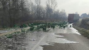Napile se ulice - kolorizovano: Puna prikolica prosula se iz kamiona - gajbice i pivo rasuli se po putu na deonici Čačak - Kraljevo