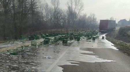 Napile se ulice - kolorizovano: Puna prikolica prosula se iz kamiona - gajbice i pivo rasuli se po putu na deonici Čačak - Kraljevo