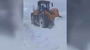 Jak vetar pravi smetove visine nekoliko metara, vozačima se savetuje da ovuda ne kreću na put