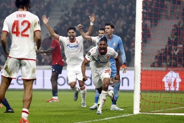 OVAKVA ZVEZDA MOŽE MNOGO Učena doneo Zvezdi prvu pobedu u istoriji na tlu Francuske i približio crveno-bele osmini finala