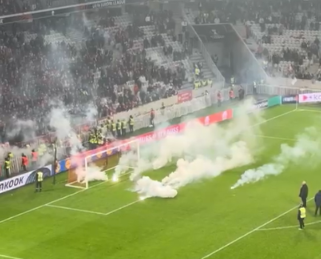 LUDE SCENE Navijači Lila bakljama gađali svoje fudbalere