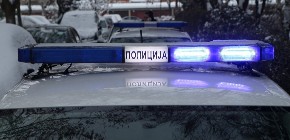 DRAMA NA IBARSKOJ! Čovek se polio benzinom, preti da će se zapaliti!