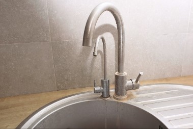 SUPER TRIK Pre nego što izađete iz kuće, ostavite čašu vode i list papira u sudoperi - evo šta će se desiti