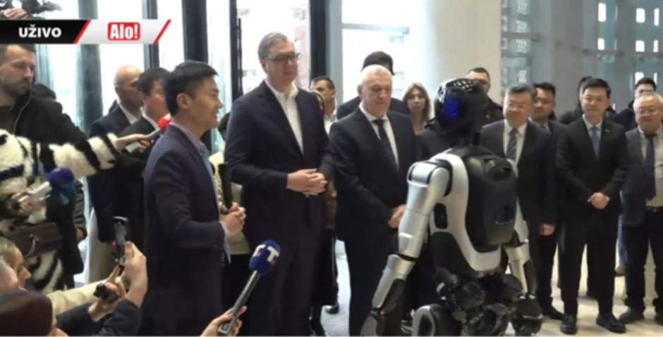 ROBOT LUKA SE OBRATIO VUČIĆU: Gospodine predsedniče, veoma ste poštovani... Inspirativno je pozdraviti lidera koji ceni i napredak i ljude!