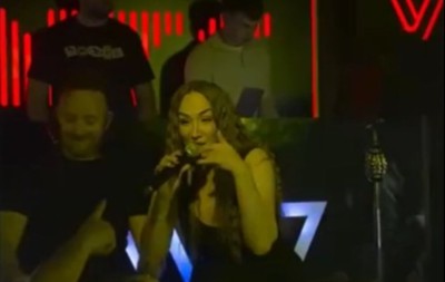 PREKINULA NASTUP I OBRATILA SE DEČKU IZ PUBLIKE Pevačica u nesvakidašnjem izdanju: "Daj mi broj" (VIDEO) 