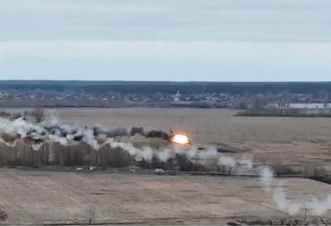 RAKETA DIREKTNO POGAĐA, RAZNOSI GA U DELIĆE: Uništen moćni MI-35 u Ukrajini (VIDEO)