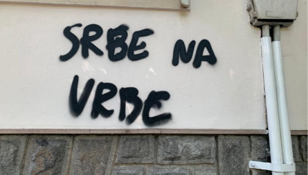 U SRPSKOM SELU ISPISANI GRATIFI "SRBE NA VRBE" Na ulazu u Glušce i ustaški simboli