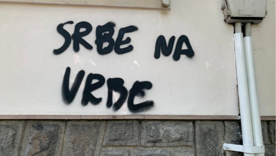 U SRPSKOM SELU ISPISANI GRATIFI "SRBE NA VRBE" Na ulazu u Glušce i ustaški simboli