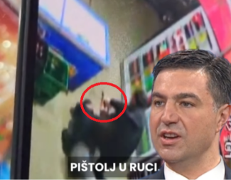 GRADONAČELNIK NIŠA SPASIO ŽENU, JUNAČKI SKOČIO NA NAPADAČA! Zgrabio pištolj, krenula borba... Imao je i mačetu! (VIDEO)