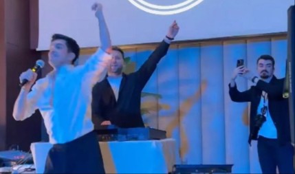 SUZE, PESMA I NOSTALGIJA! Snimak iz Istanbula rasplakao čitav Balkan – svi pevaju ‘'Ajmo Jugosloveni!'’