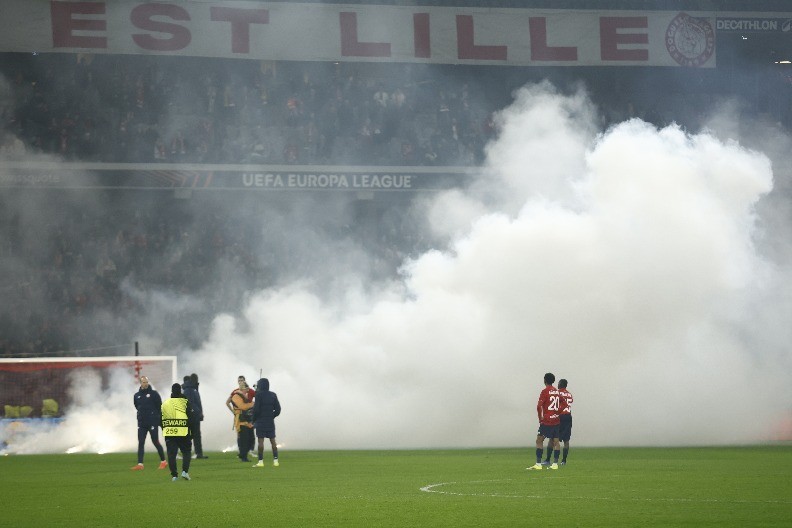 HAOS POSLE ZVEZDINE UTAKMICE Policija bacila suzavac na "delije" 