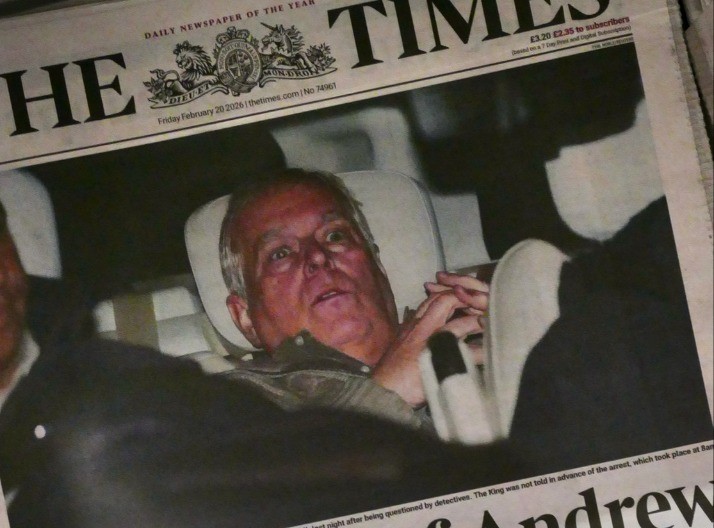 POLICIJA I DANAS ČEŠLJA ENDRUOVU NEKADAŠNJU REZIDENCIJU: Skandal veka trese Britaniju! (FOTO)