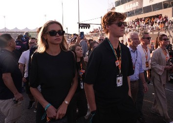 ATRAKTIVNA BOSANKA JE KRIVA ZA SVE Siner zbog nje ne može da se sastavi, nešto će morati što pre da uradi (FOTO)