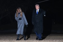 Šok snimak Melanije i Donalda Trampa u Vašingtonu: Društvene mreže bruje zbog naočara u mraku