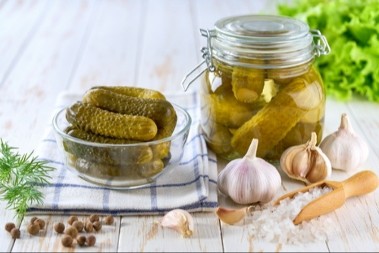 NE BACAJTE ODMAH Evo koliko zaista sme da stoji otvorena tegla kiselih krastavaca u frižideru