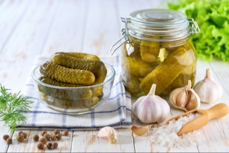 NE BACAJTE ODMAH Evo koliko zaista sme da stoji otvorena tegla kiselih krastavaca u frižideru