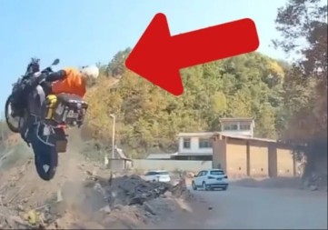 NEZAPAMĆENA NESREĆA! Motorom sletela pravo u provaliju – svi se hvataju za glavu dok gledaju snimak!