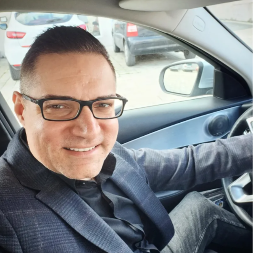 "DA JE PAMETNA NE BI BILO ZANIMLJIVO" Pevač priznao da je svesno birao glupe i izoperisane žene!